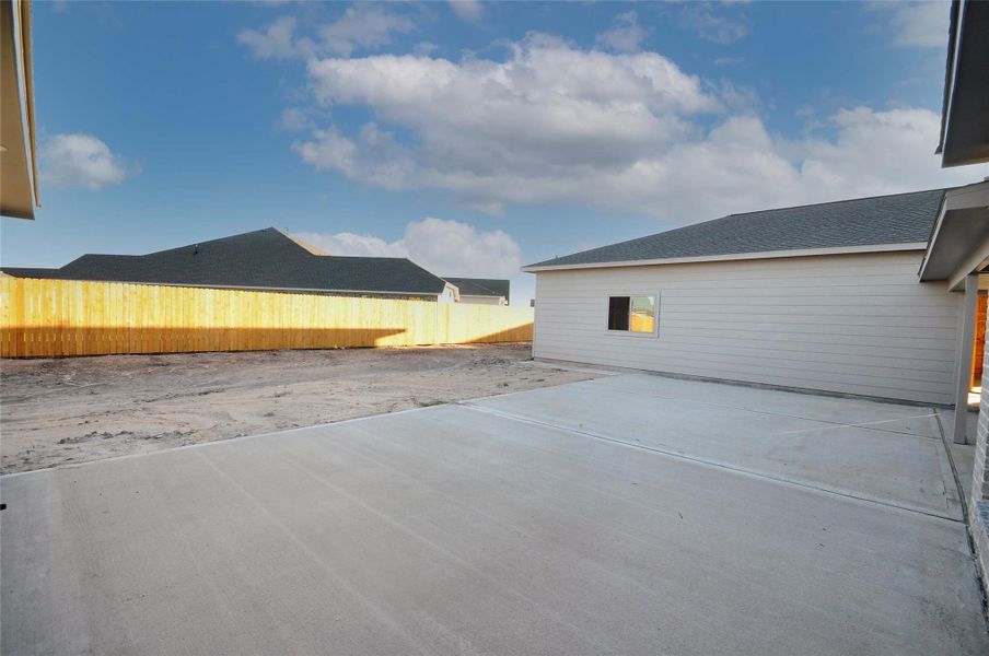 Exterior details and patio area of a home in Pedregal, League City (Image 4).