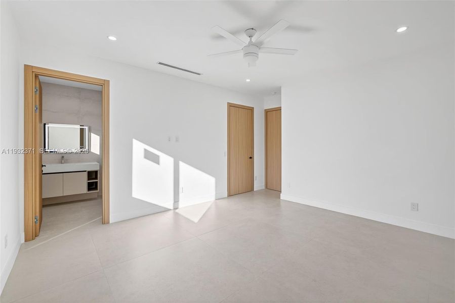 Spacious, unfurnished interior of a new home in , Fort Lauderdale (Image 24).