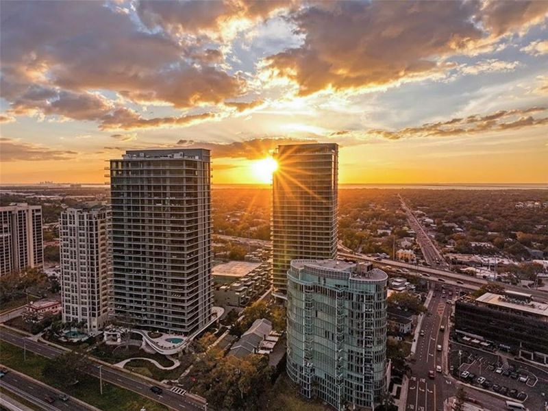Condo located in Tampa, FL showcasing its design and architecture (Image 30).