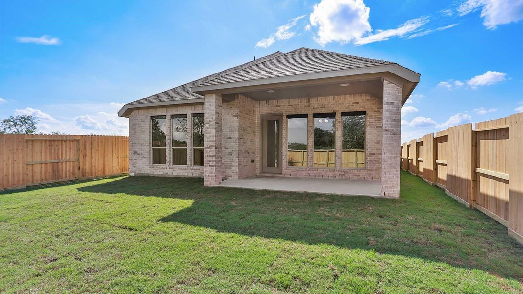 Exterior details and patio area of a home in Valencia, Manvel (Image 4).