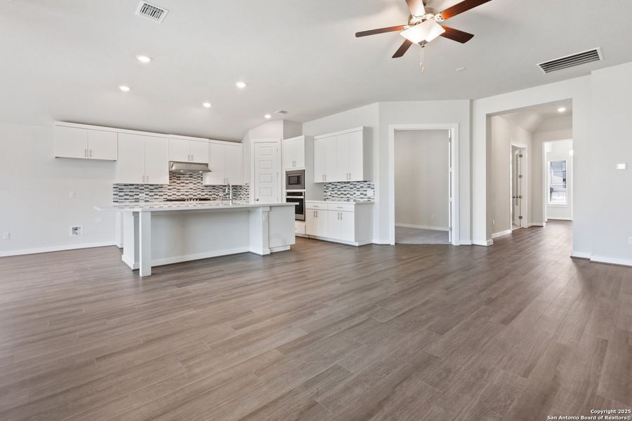 Spacious, unfurnished interior of a new home in Veramendi, New Braunfels (Image 25).
