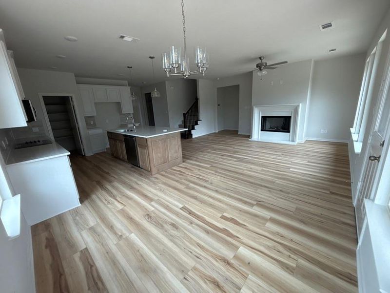 Spacious, unfurnished interior of a new home in Waterford Park, Weatherford (Image 15).