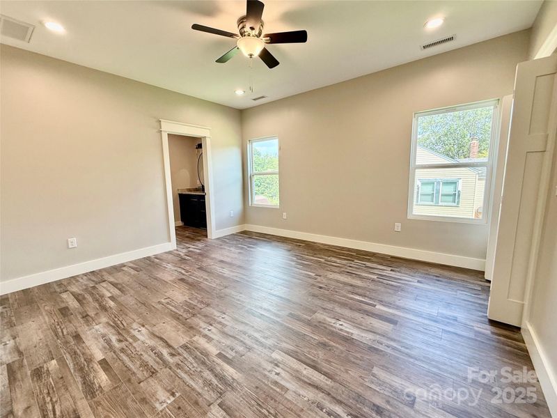 Primary bedroom w/ en-suite bathroom