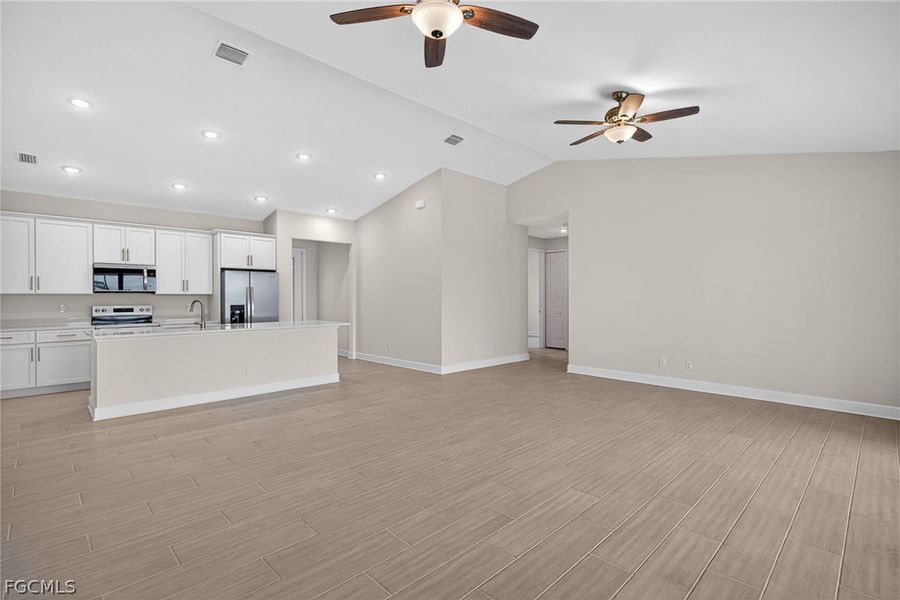 Spacious, unfurnished interior of a new home in Cape Coral, Cape Coral (Image 20).