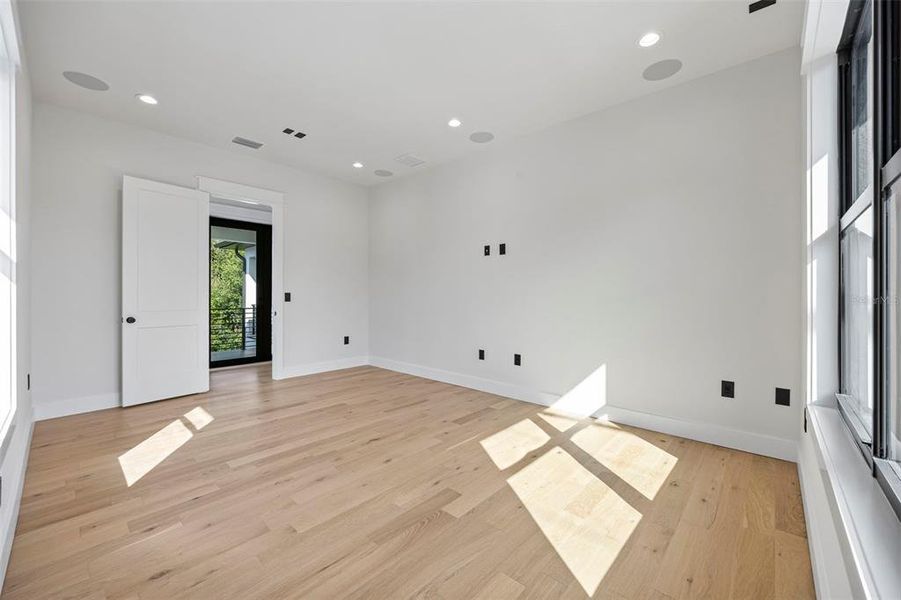 Spacious, unfurnished interior of a new home in , Tampa (Image 48).