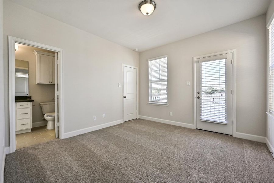 Spacious, unfurnished interior of a new home in Pearland Old Townsite, Pearland (Image 26).