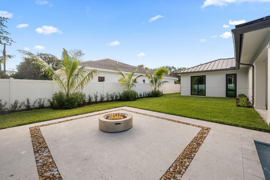 Fire pit and Lounging Area