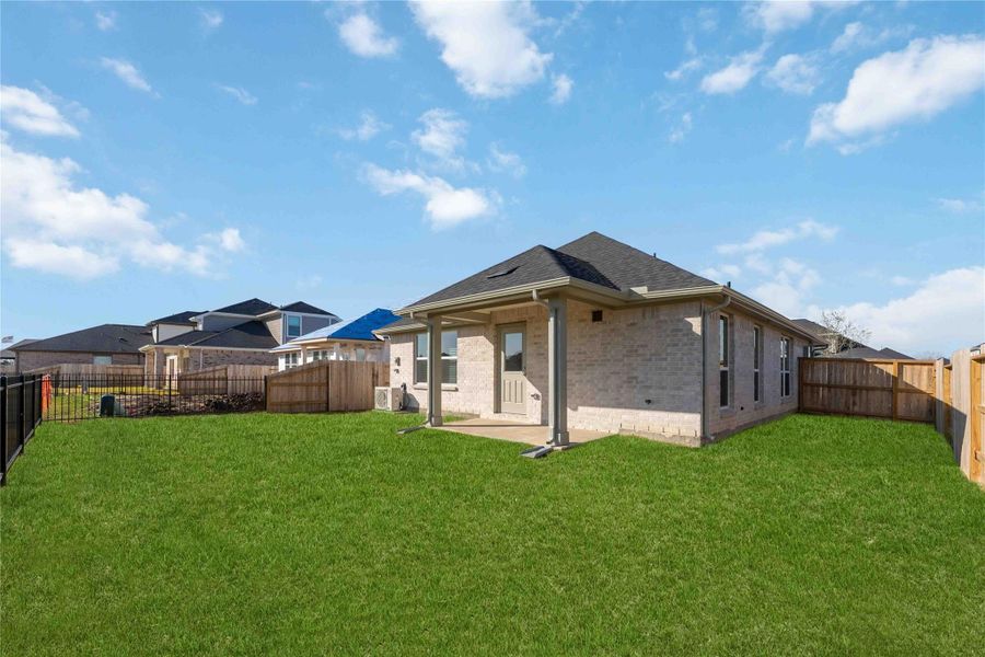 Exterior details and patio area of a home in Laurel Landing, Alvin (Image 17).