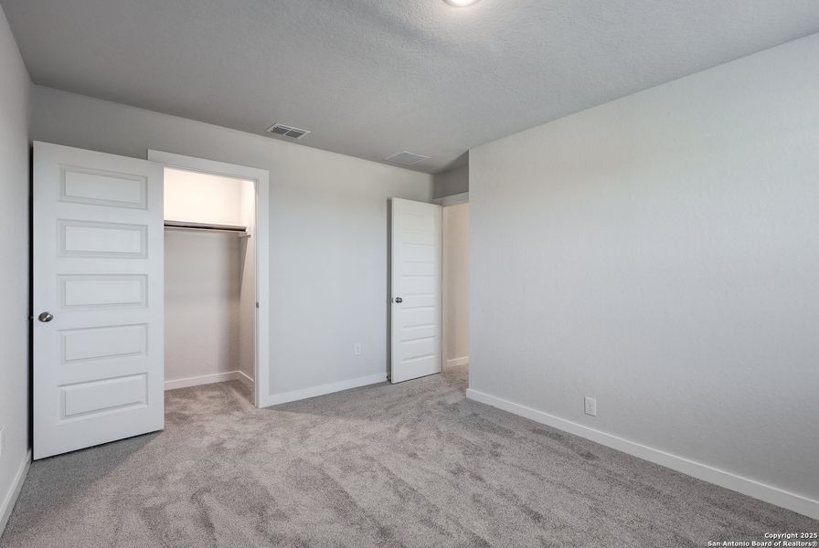 Spacious, unfurnished interior of a new home in Hacienda, San Antonio (Image 16).