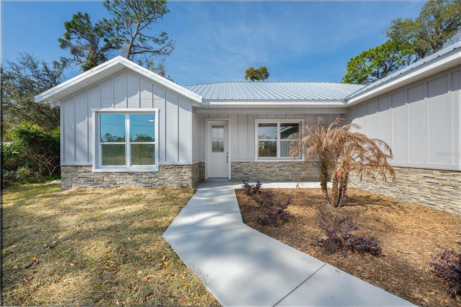 Exterior details and patio area of a home in , Deland (Image 19).