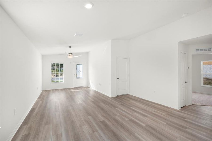 Spacious, unfurnished interior of a new home in Tula Parc, Astatula (Image 11).