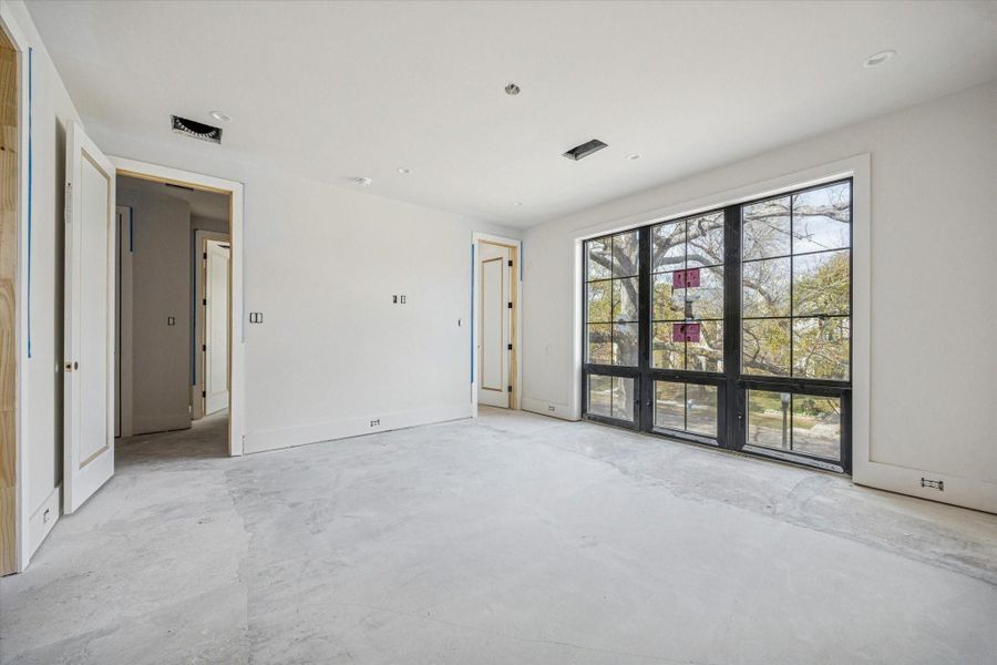 Secondary bedroom with large windows Secondary bedroom with large windows
