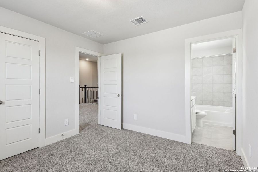 Spacious, unfurnished interior of a new home in Thomas Pond, San Antonio (Image 26).