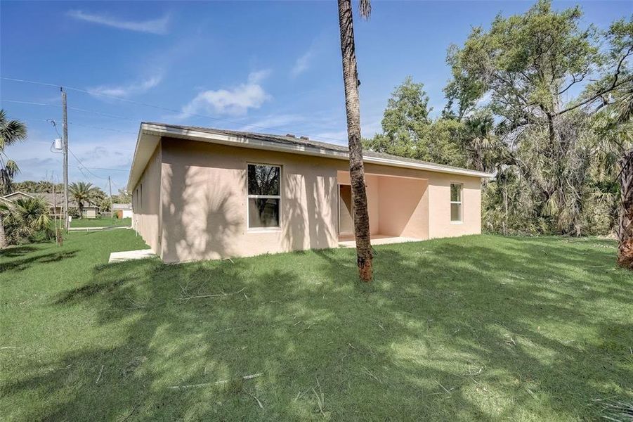 Exterior details and patio area of a home in Citrus Springs, Citrus Springs (Image 3).