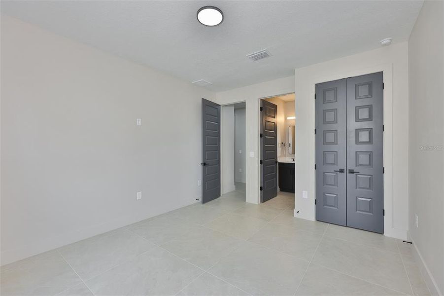 Spacious, unfurnished interior of a new home in , Tampa (Image 60).