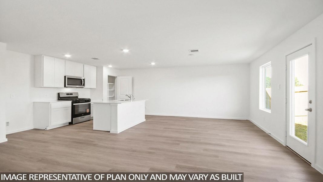 Spacious, unfurnished interior of a new home in Sunterra, Katy (Image 9).