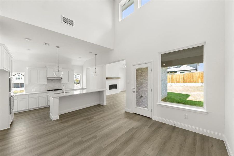 07. 5705 Burford - Dining