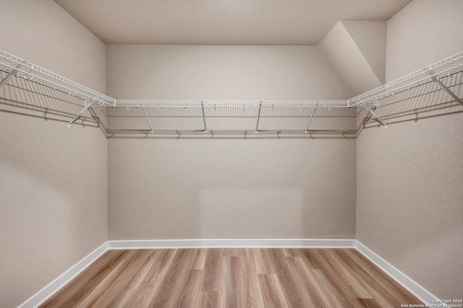 Spacious, unfurnished interior of a new home in Mesquite Ridge, San Antonio (Image 27).
