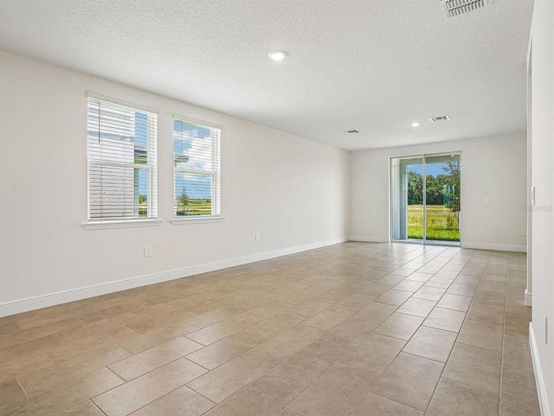 Spacious, unfurnished interior of a new home in , Lake Hamilton (Image 7).