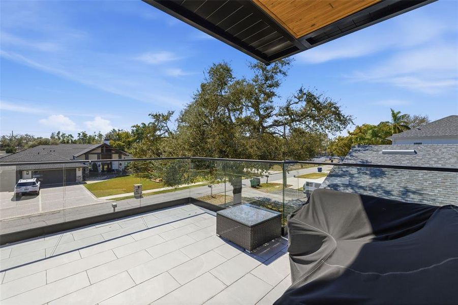 Exterior details and patio area of a home in , Tampa (Image 4).