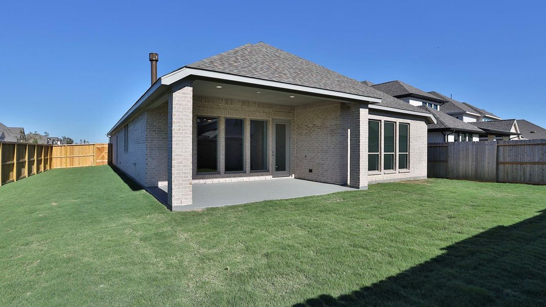 Exterior details and patio area of a home in Riceland 50', Mont Belvieu (Image 2).