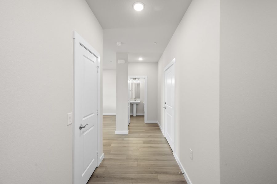 Spacious, unfurnished interior of a new home in Wildridge, Oak Point (Image 15).