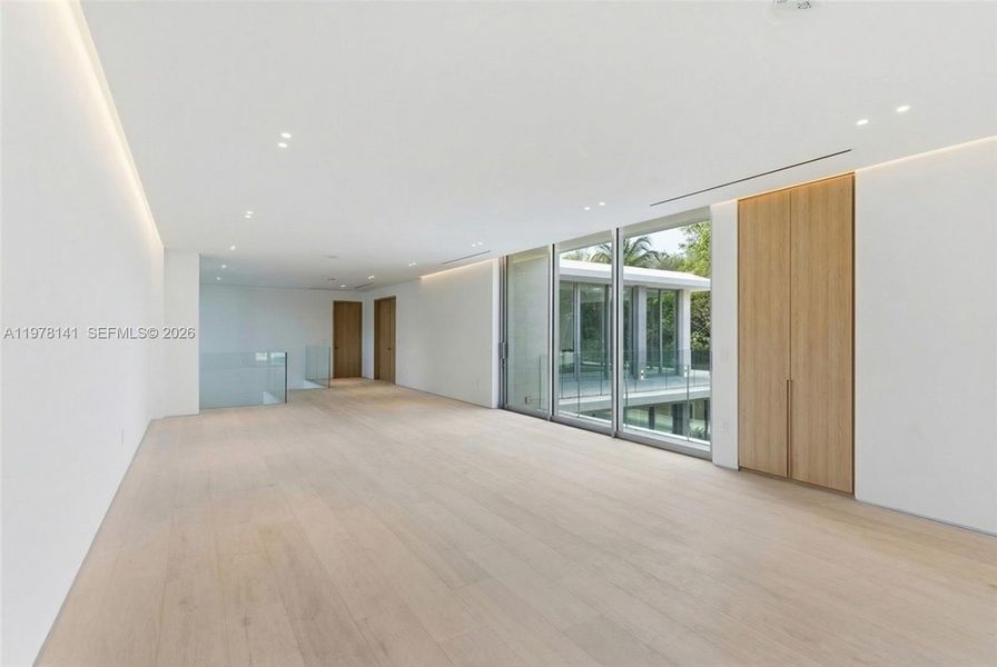 Spacious, unfurnished interior of a new home in , Miami (Image 14).