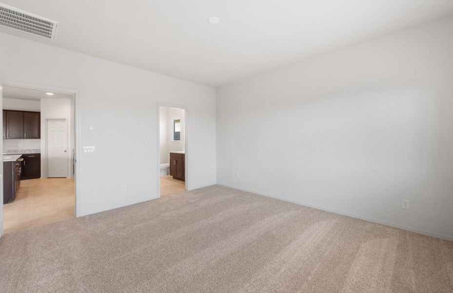 Spacious, unfurnished interior of a new home in Entrada La Coraza at Rancho Sahuarita, Sahuarita (Image 19).
