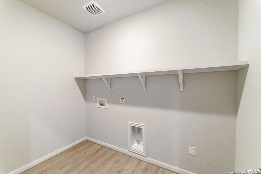 Spacious, unfurnished interior of a new home in Hennersby Hollow, San Antonio (Image 18). Spacious, unfurnished interior of a new home in Hennersby Hollow, San Antonio (Image 18).
