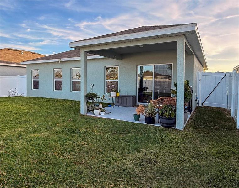 Exterior details and patio area of a home in , Haines City (Image 4).