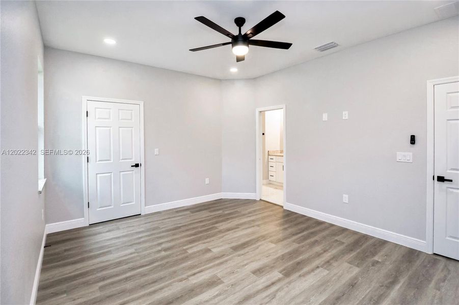 Spacious, unfurnished interior of a new home in , Sebring (Image 24).