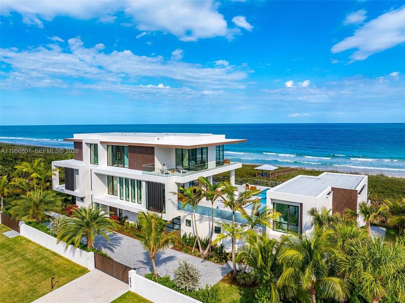 Condo located in Fort Pierce, FL showcasing its design and architecture (Image 39).