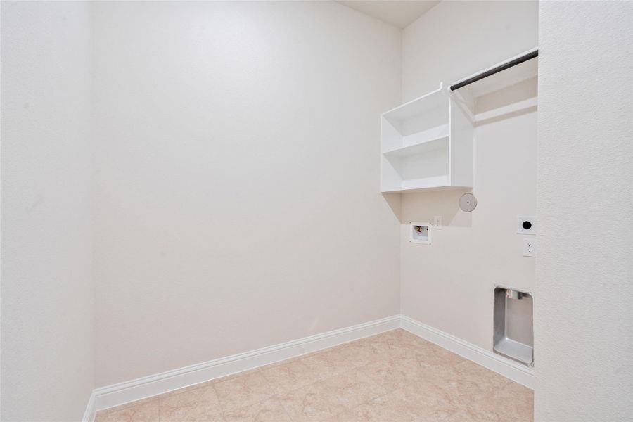 Spacious, unfurnished interior of a new home in Brookewater, Rosenberg (Image 27).