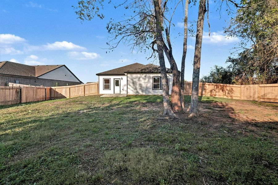 Exterior details and patio area of a home in Lake Conroe Hills, Willis (Image 14).