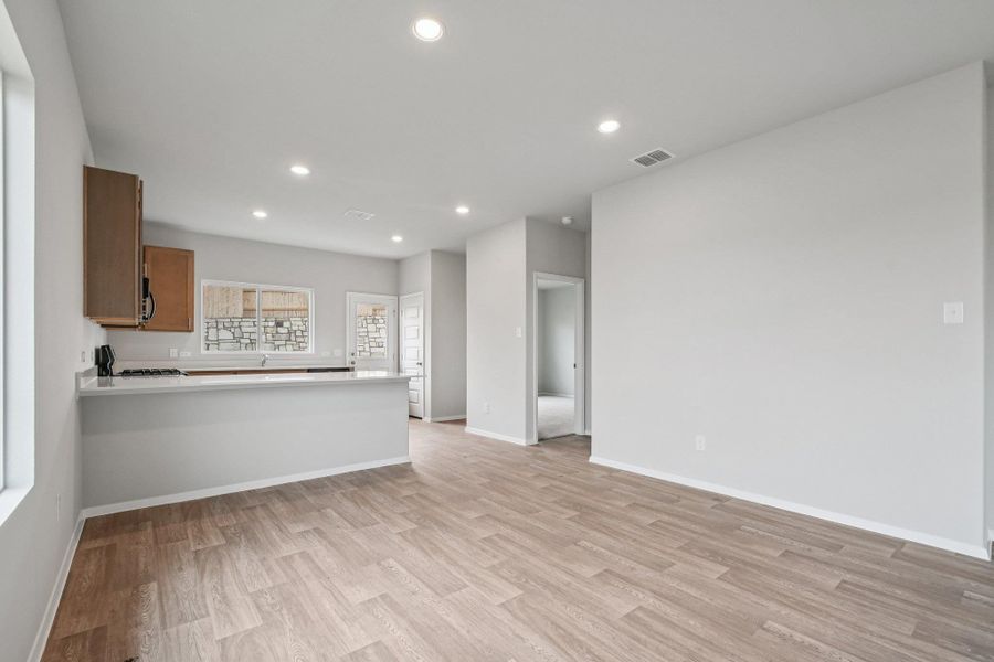 Spacious, unfurnished interior of a new home in Cloverleaf, Austin (Image 25).