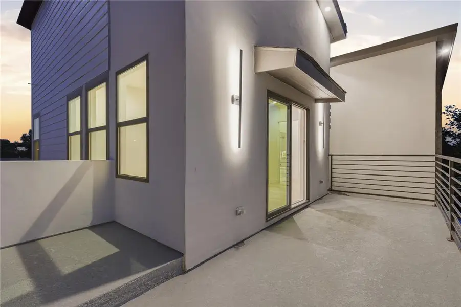 Exterior details and patio area of a home in , Dallas (Image 3).