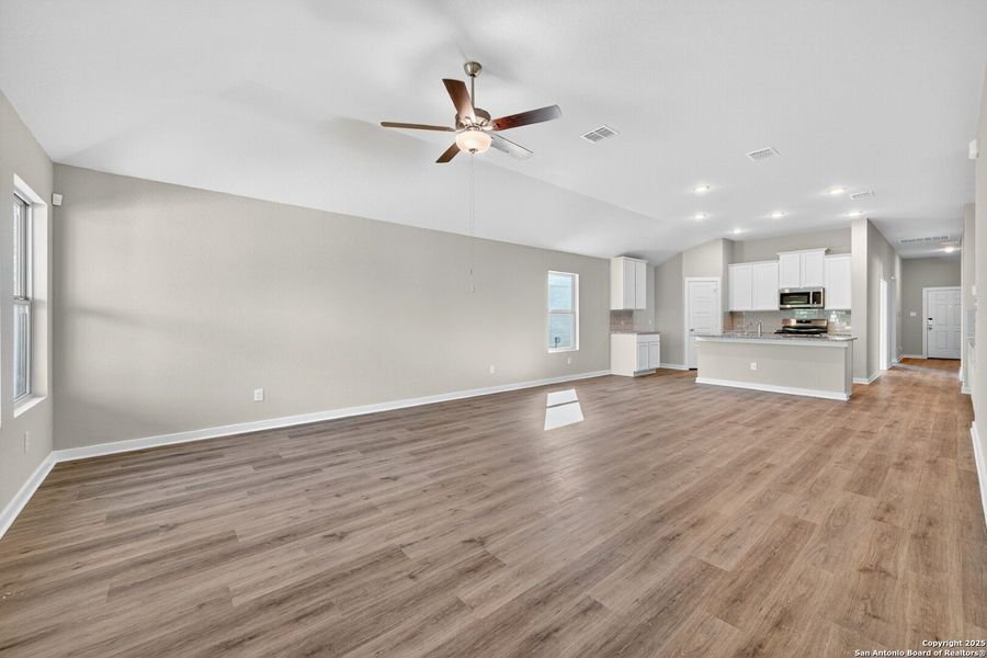 Spacious, unfurnished interior of a new home in Winding Brook, San Antonio (Image 30).