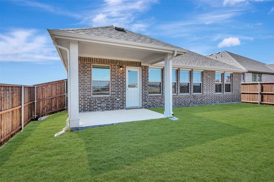 Exterior details and patio area of a home in Lane Ranch, Sanger (Image 4).
