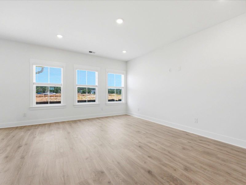 Spacious, unfurnished interior of a new home in , Summerville (Image 33).