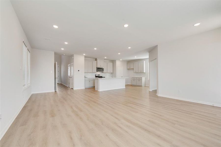 Spacious, unfurnished interior of a new home in Walden Pond, Forney (Image 28).