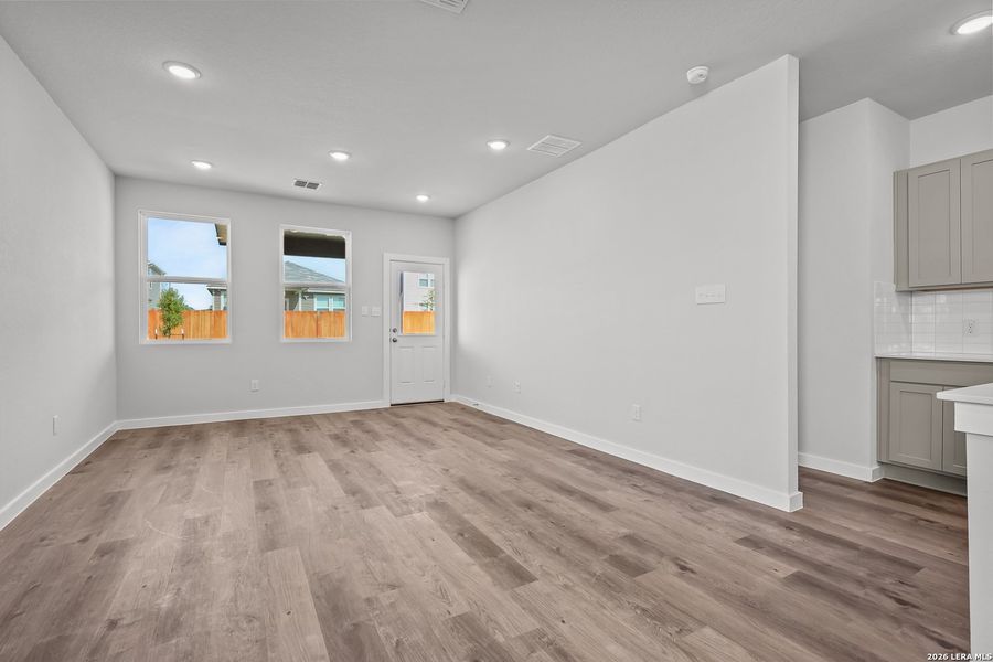 Spacious, unfurnished interior of a new home in Mesa Vista, San Antonio (Image 18).