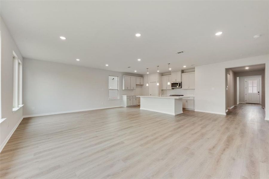 Spacious, unfurnished interior of a new home in Creekside of Crowley, Crowley (Image 25).