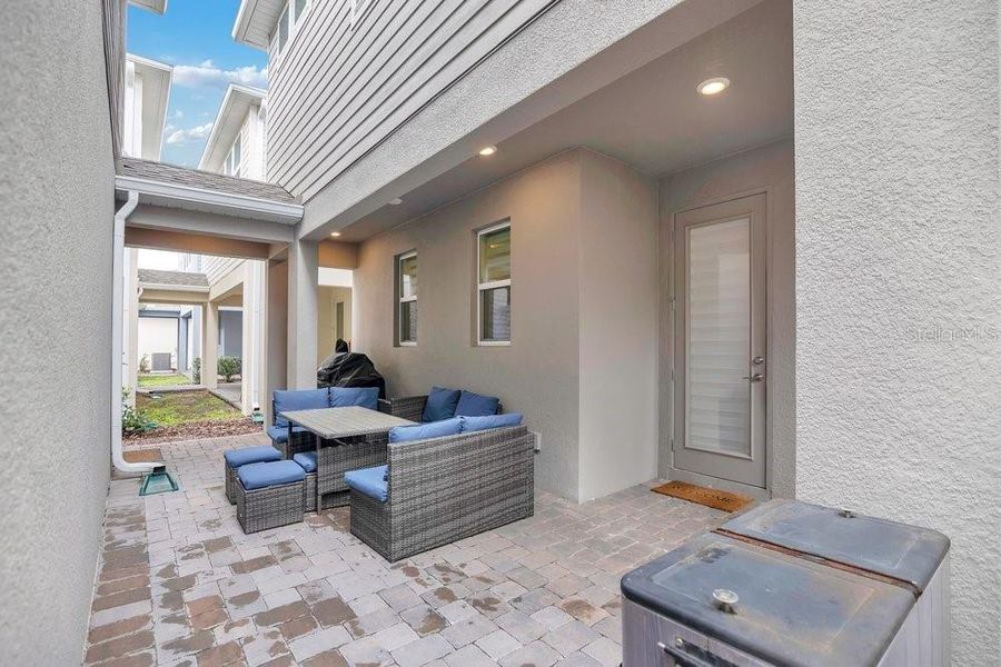 Exterior details and patio area of a home in , Winter Garden (Image 4).