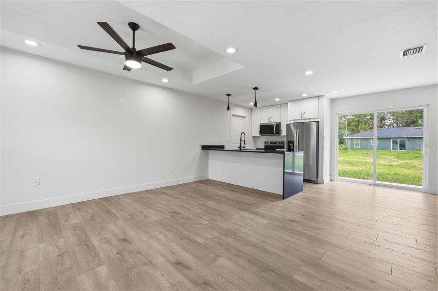 Spacious, unfurnished interior of a new home in , Crystal River (Image 12).