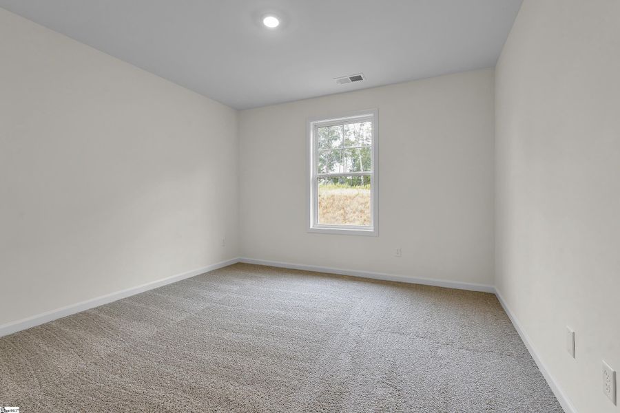Spacious, unfurnished interior of a new home in Lynbrook, Boiling Springs (Image 23).