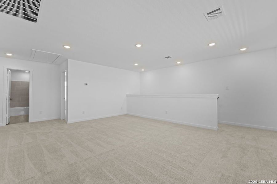 Spacious, unfurnished interior of a new home in Grace Valley, Cibolo (Image 19).