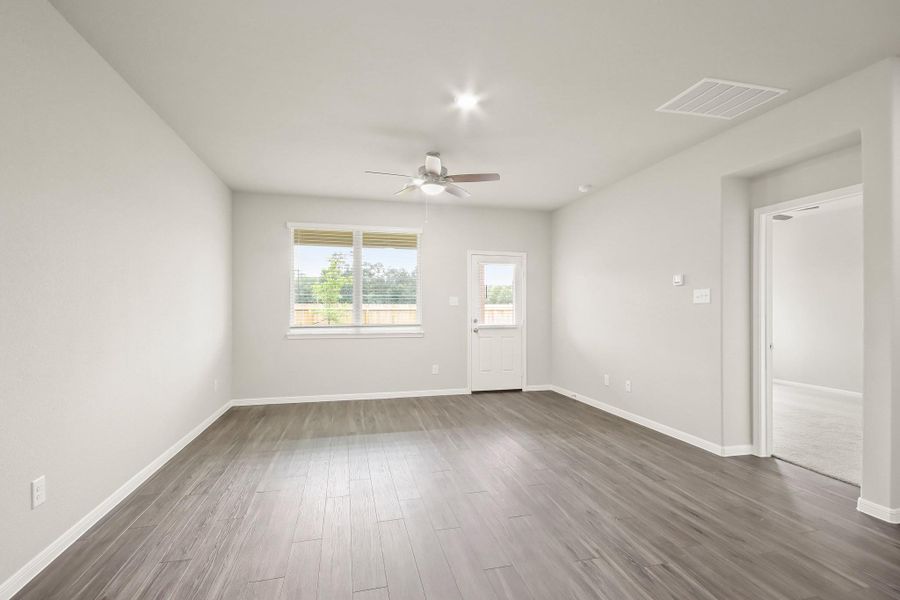 Spacious, unfurnished interior of a new home in Mackenzie Creek, Conroe (Image 16). Spacious, unfurnished interior of a new home in Mackenzie Creek, Conroe (Image 16).