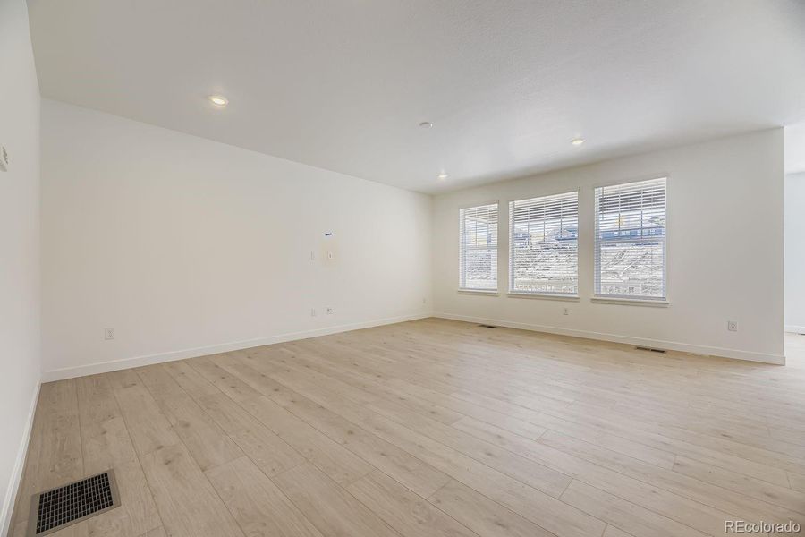 Spacious, unfurnished interior of a new home in Ken-Caryl Ranch: The Monarch Collection, Littleton (Image 11).