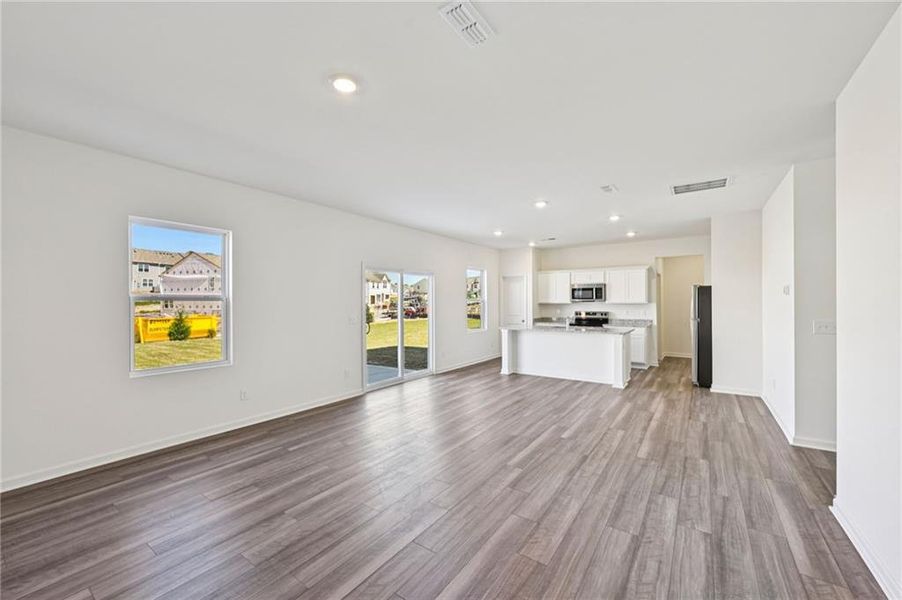 Spacious, unfurnished interior of a new home in Crescent Pointe, Carrollton (Image 18).