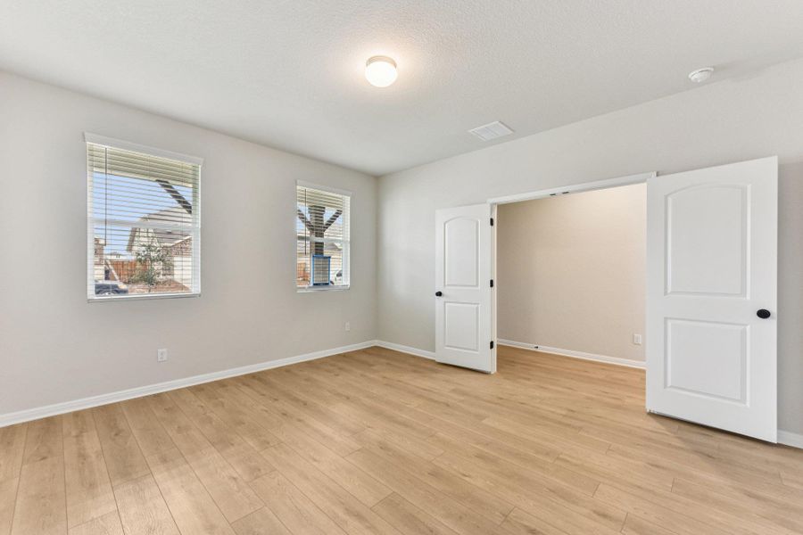 Spacious, unfurnished interior of a new home in Willow Springs, Buda (Image 22).